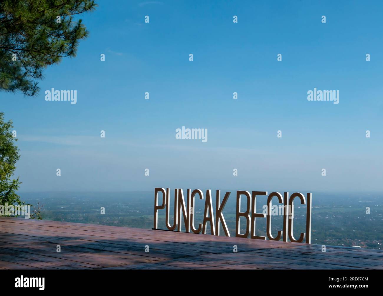 Vue sur le paysage depuis Puncak Becici ou Becici Peak à Yogyakarta, Indonésie. L'un des lieux photo préférés avec vue sur la montagne, la vallée et la ville Banque D'Images