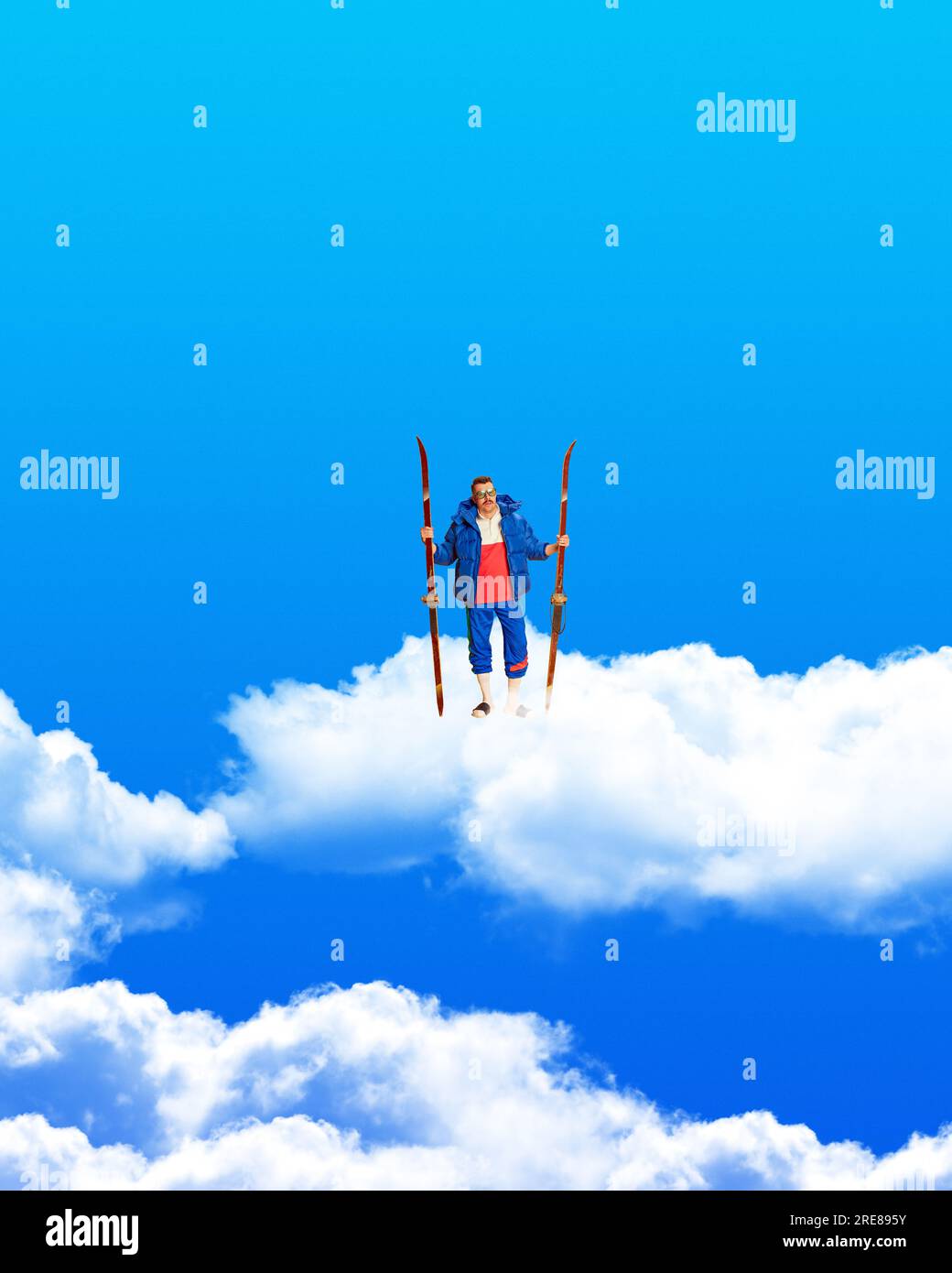 Homme debout sur les nuages avec des skis sur fond bleu de ciel. Sports d'hiver, vacances, mode de vie actif. Collage d'art contemporain. Banque D'Images