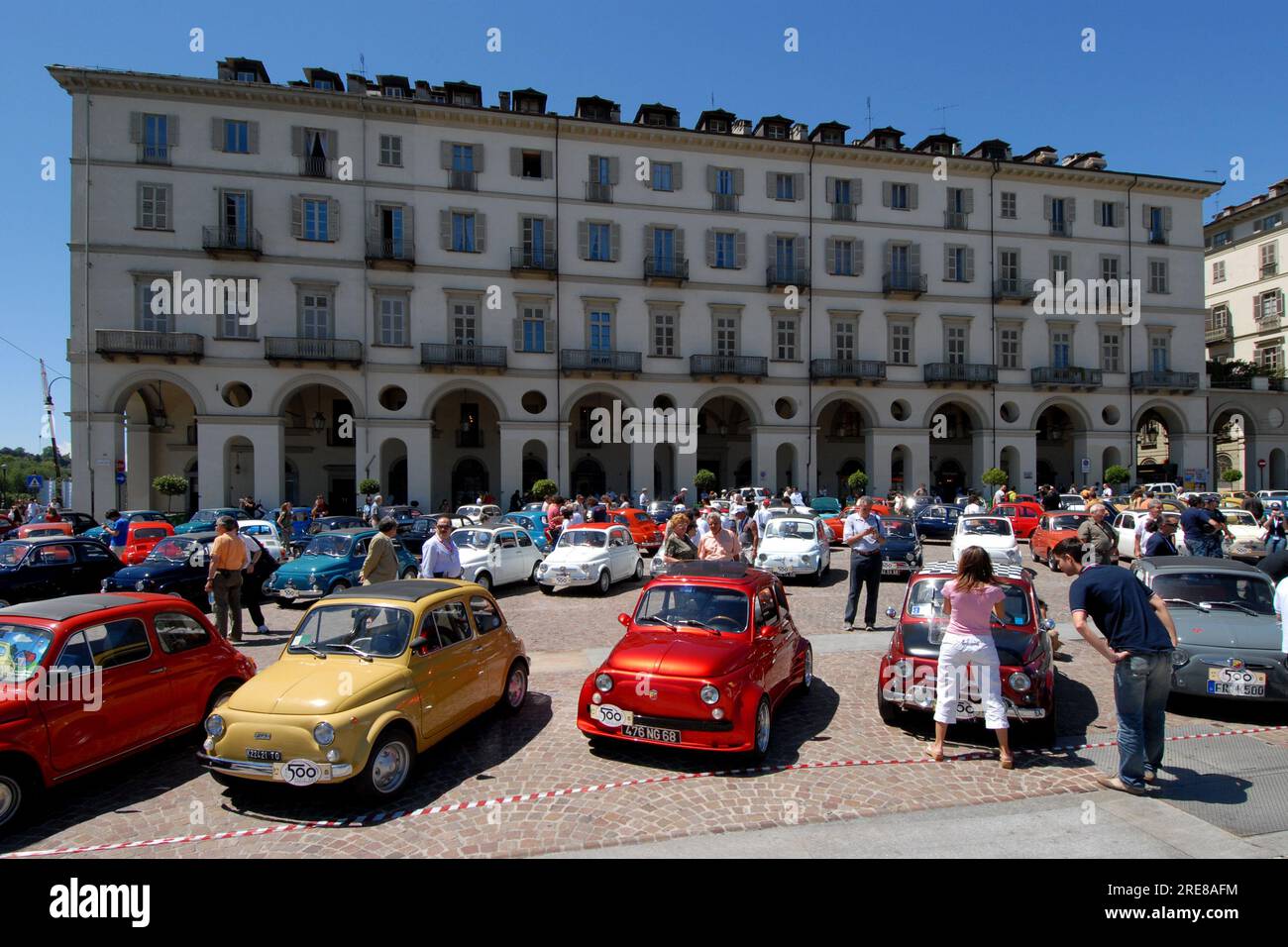 Turin, Italie - juillet 2007 : rassemblement international à Turin pour le lancement de la nouvelle Fiat 500. En 2007, le 50e anniversaire des Nuova 500 Banque D'Images