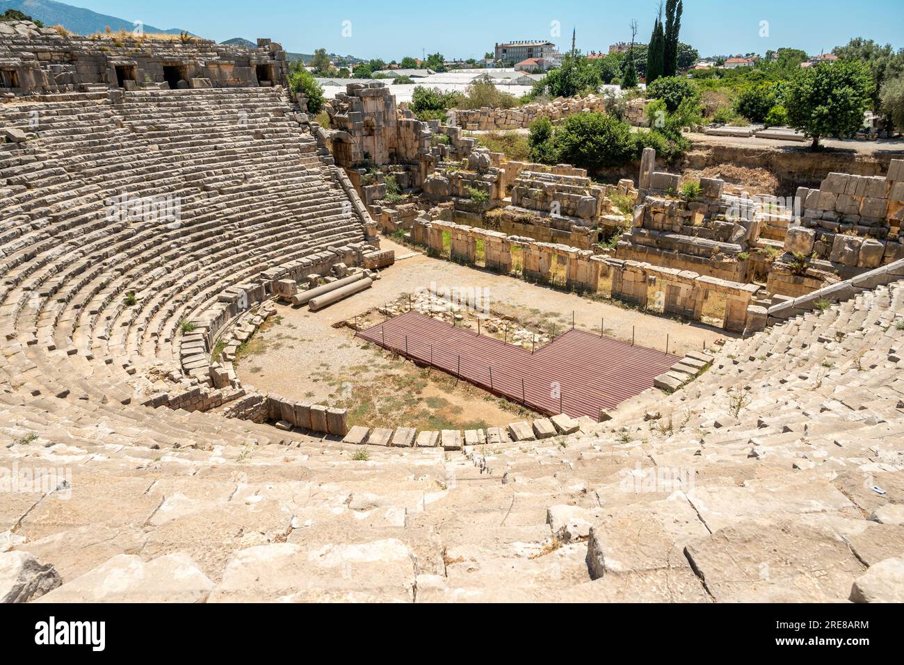 Les ruines de l'amphithéâtre et les anciennes tombes rocheuses dans l'ancienne ville de Myra à Demre, Turquie Banque D'Images