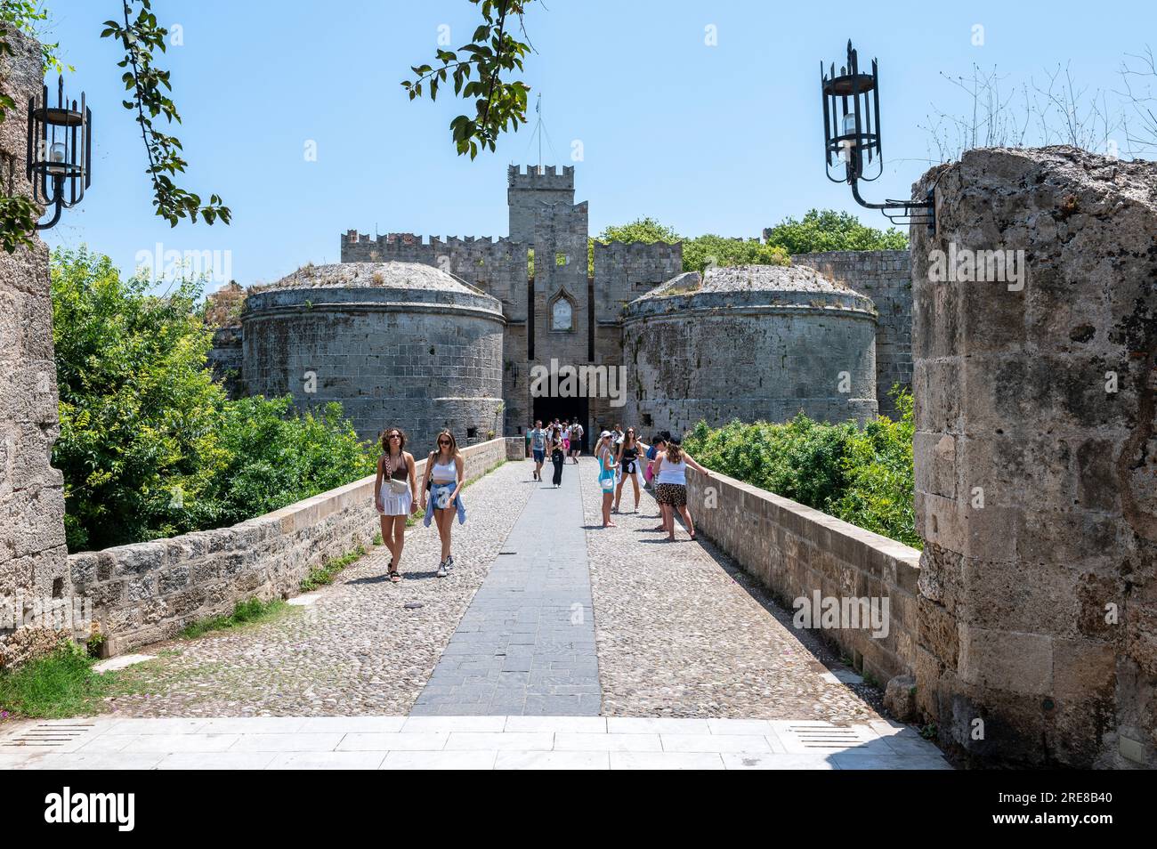 Une des nombreuses arcades de la vieille ville de Rhodes Banque D'Images