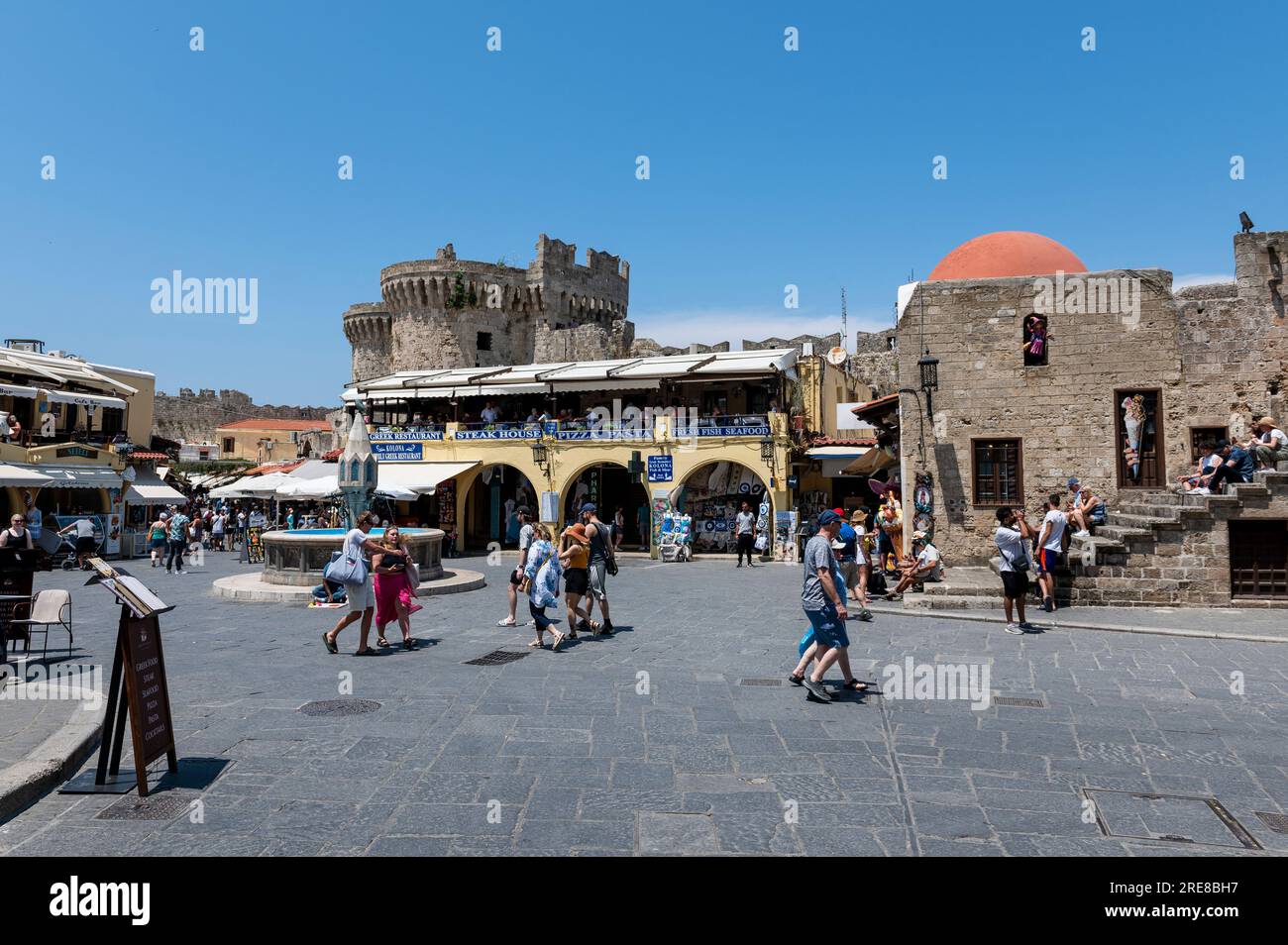 Ville médiévale de Rhodes visitée par les touristes d'été Banque D'Images