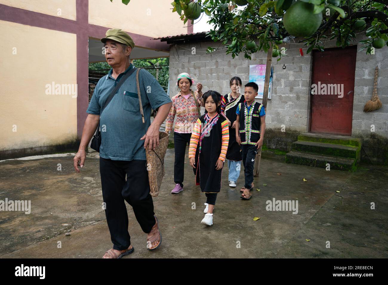 (230726) -- JINPING, 26 juillet 2023 (Xinhua) -- Zhang Puzhong (1e L), avec son épouse Wang Suying et leurs petits-enfants, est prêt pour une visite de la forêt dans le village de Xiaxinzhai, canton de Zhemi, comté de Jinping, préfecture autonome de Honghe Hani et Yi, province du Yunnan au sud-ouest de la Chine, le 23 juillet 2023. Après des jours de réflexion, Zhang Puzhong a décidé de faire quelque chose d’instructif pour ses petits-enfants : les ramener dans la forêt qu’il vivait enfant il y a plus de 60 ans. « C'est très important. Je sais combien je suis heureuse aujourd'hui parce que je n'oublie jamais combien ma vie était amère dans le pas Banque D'Images