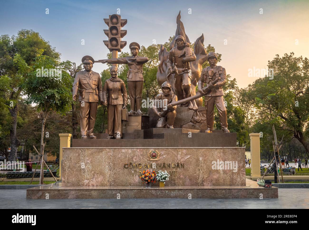 Le géant Hanoi police Force Monument à l'extérieur du parc central de réunification à Hanoi, Vietnam. Le monument, qui montre un grand feu de circulation, un Pol Banque D'Images