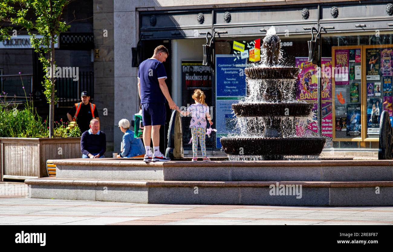 Dundee, Tayside, Écosse, Royaume-Uni. 26 juillet 2023. UK Météo : le temps à Tayside, en Écosse, est chaud, lumineux et venteux avec des températures atteignant 20°C. Les habitants de la région passent la matinée dans le centre-ville de Dundee, profitant du beau temps chaud de juillet et de la vie de la ville dans leur vie quotidienne en s'amusant et en faisant du shopping pour des offres d'été pendant le scénario d'inflation croissante de l'Écosse. Crédit : Dundee Photographics/Alamy Live News Banque D'Images