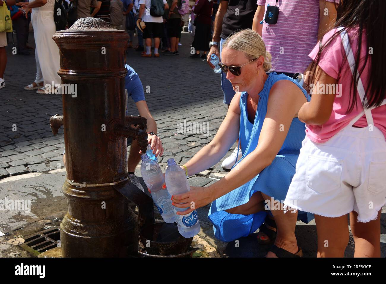 Rome, Italie. 25 juillet 2023. Les touristes puisent de l'eau dans une fontaine dans le centre historique de Rome, en Italie, le 25 2023 juillet. Alors que les températures élevées frappent Rome, des groupes de touristes sont vus se rafraîchir aux fontaines le long des rues tout en admirant des coins pittoresques et des vues à couper le souffle. (Photo par Elisa Gestri/SIPA USA) crédit : SIPA USA/Alamy Live News Banque D'Images