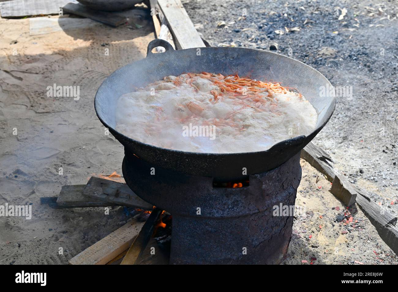 Pour la conservation les crevettes sont cuites dans de grandes casseroles wok, après quoi elles sont séchées sur des tables de séchage lang Banque D'Images