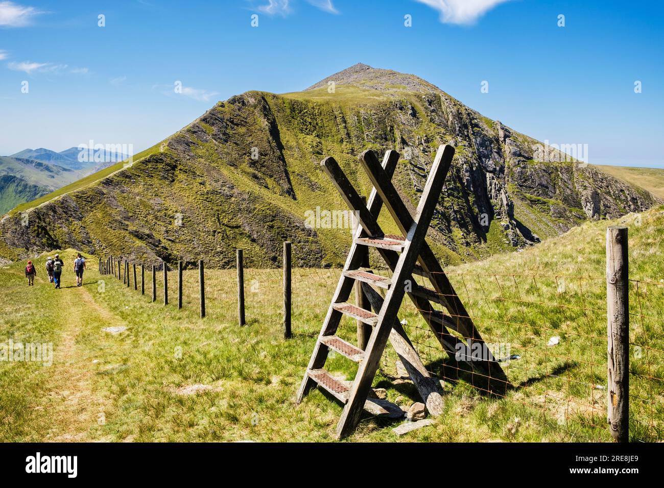 Échelle stile sur le chemin avec des gens marchant à Elidir Fawr sur Marchlyn Horseshoe dans le parc national de Snowdonia (Eryri). Bethesda, Gwynedd, nord du pays de Galles, Royaume-Uni Banque D'Images