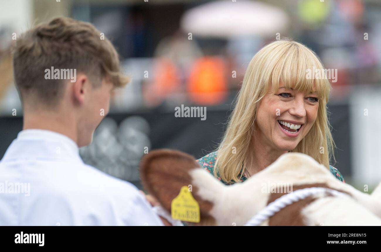 Builth Wells, Royal Wells Show - 26 juillet 2023 - radio DJ Sara Cox juge la classe des jeunes manutentionnaires de boeuf au Royal Wells Agricultural Show à Buith Wells, pays de Galles, où, avec l'aide de son père, A choisi une paire de bovins Hereford comme champions avec les Longhorns en réserve. Crédit : Wayne HUTCHINSON/Alamy Live News Banque D'Images