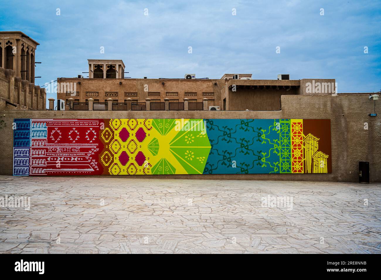 Dubaï, Émirats arabes Unis -- 16 avril 2023.. Une photo d'une cour ouverte avec art mural à fort Al Fahidi à Dubaï. Banque D'Images