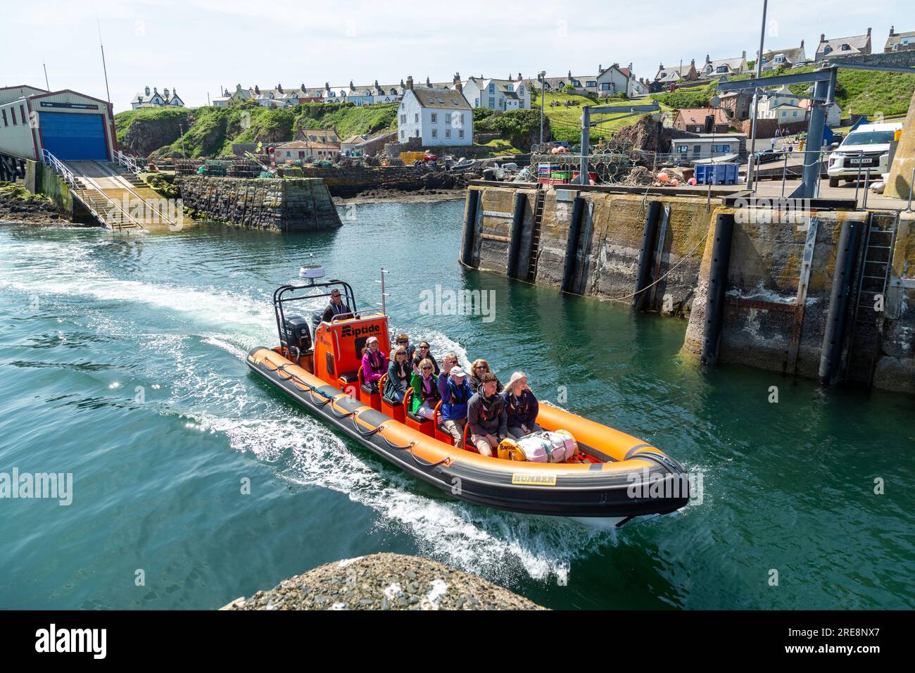 Un groupe de touristes en route pour un voyage touristique sur un bateau pneumatique au départ du port de St Abbs. Banque D'Images