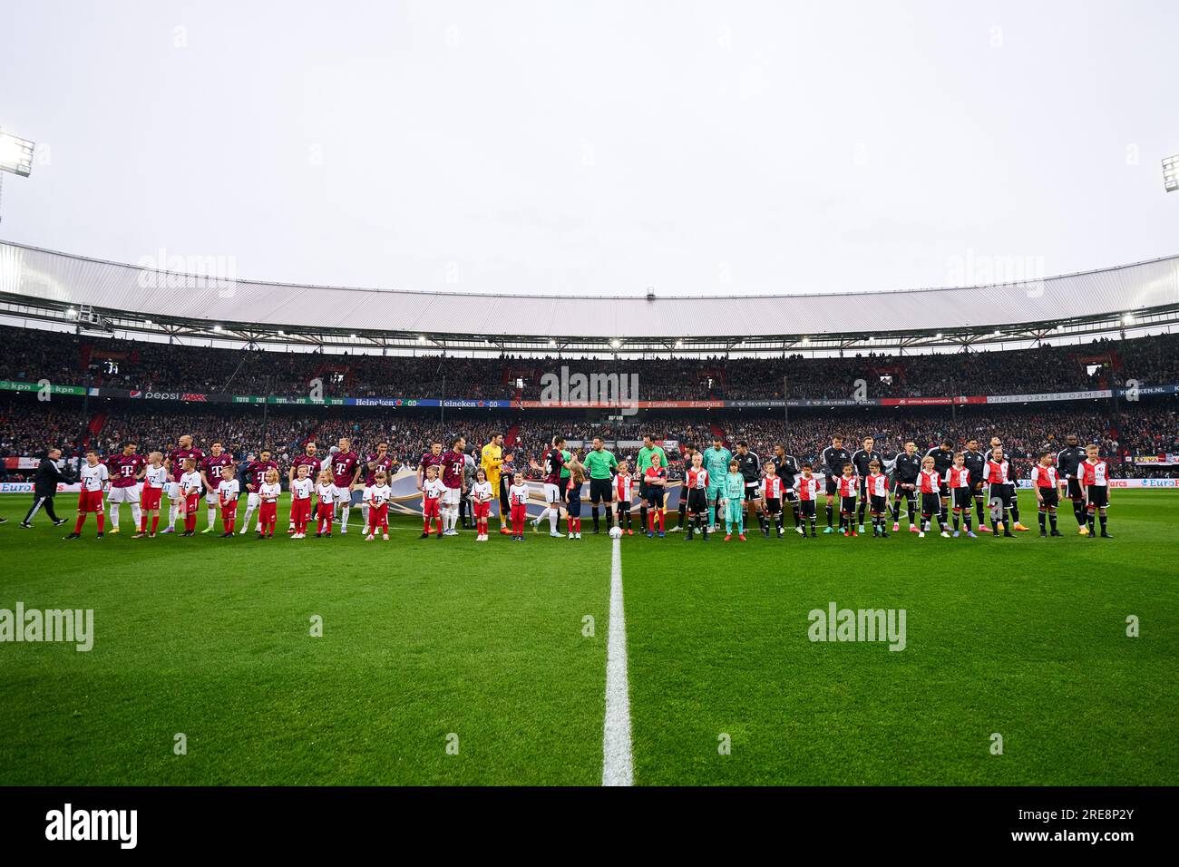 Rotterdam - les équipes Feyenoord et Utrecht avant le match entre Feyenoord et FC Utrecht au Stadion Feijenoord de Kuip le 23 avril 2023 à Rotte Banque D'Images