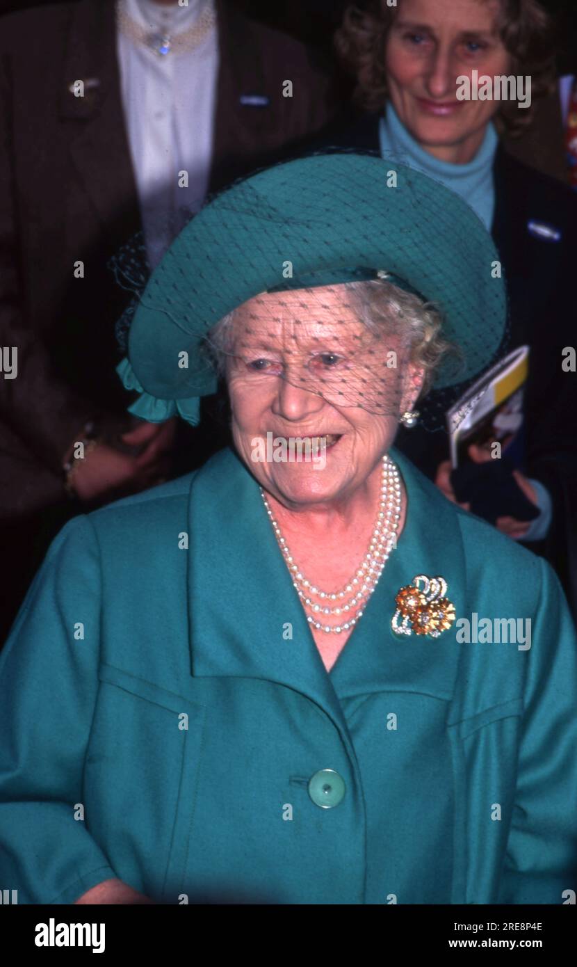 La Reine mère à Cheltenham courses en vert vif 12 mars 1997 photo par les Archives Henshaw Banque D'Images