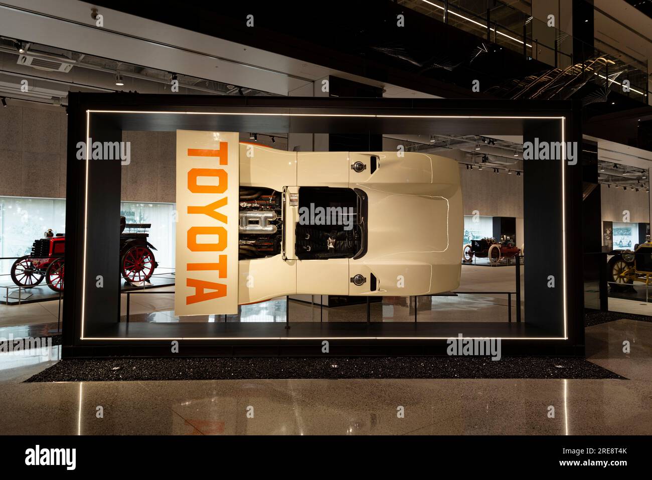 Oyama-cho, Sunto-gun, Shizuoka, Japon - 27 mars 2023 : la Toyota 7 Turbo, suspendue sur le côté, à l'entrée du Fuji Motorsports Museum loca Banque D'Images