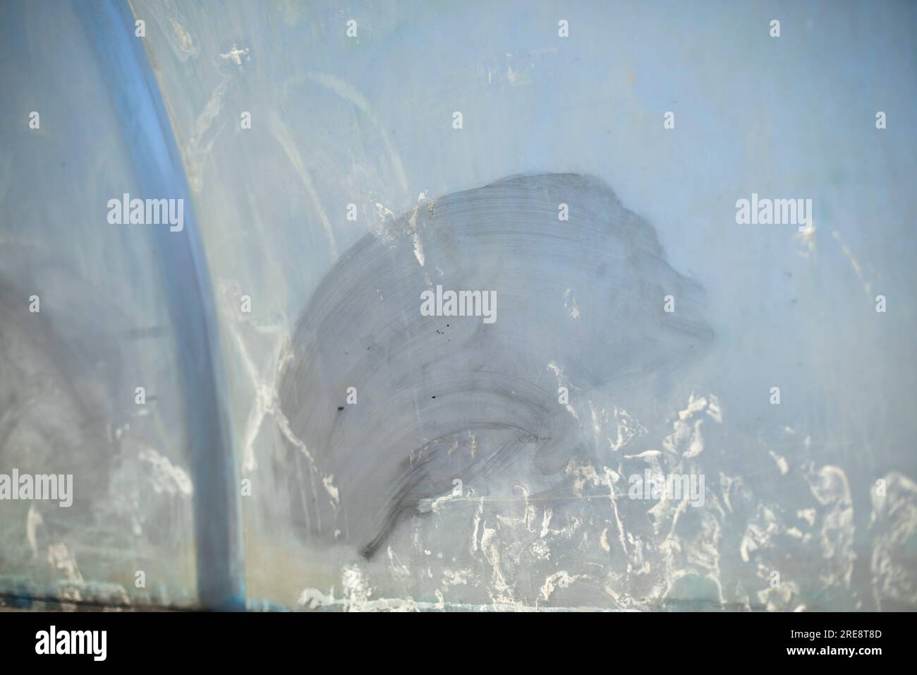 Inscription peinte dans le tunnel. Tache de peinture sur la surface du mur. Vandalisme en ville. Mur brisé. Banque D'Images