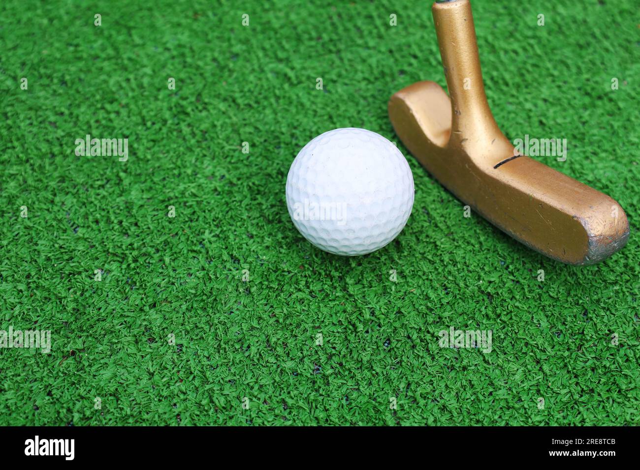 Parcours de mini-golf, mini-balle de golf en gros plan. Gazon artificiel vert sur le parcours de mini-golf. Banque D'Images