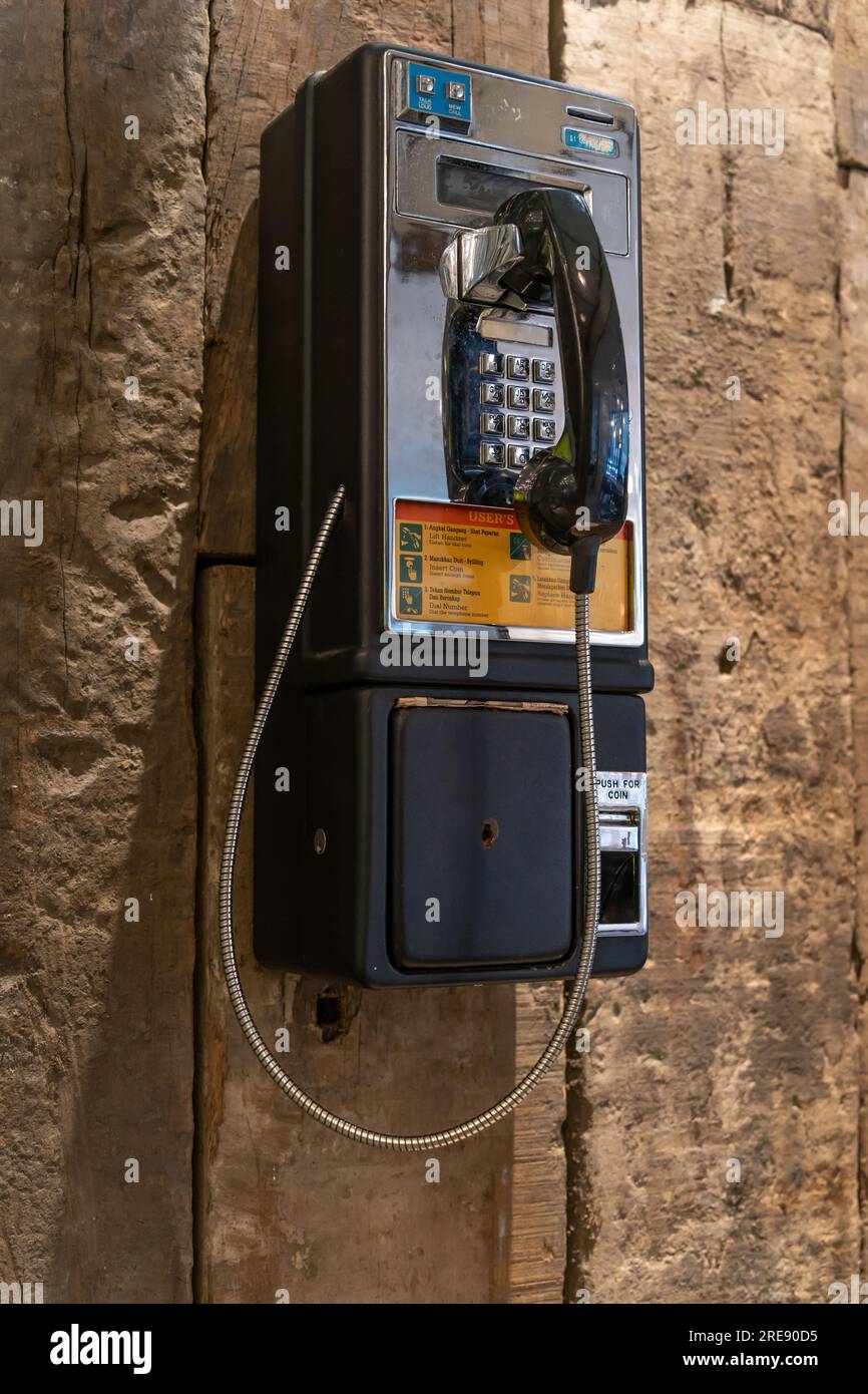 Vue rapprochée d'un téléphone public sur le mur en bois. Banque D'Images