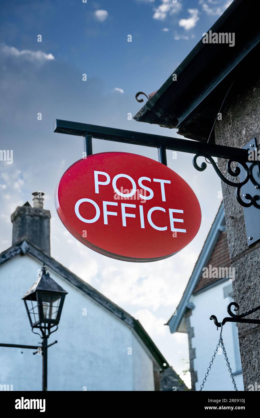 Un signe de bureau de poste à l'ancienne accroché à l'extérieur d'un bureau de poste de rue principale ou d'un bureau de poste secondaire traditionnel avec espace de copie Banque D'Images