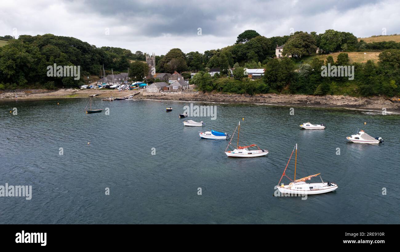 Une vue aérienne du petit village de pêcheurs cornouaillais de St Anthony-in-Menage qui est une destination de voyage populaire sur la côte sud-ouest P Banque D'Images