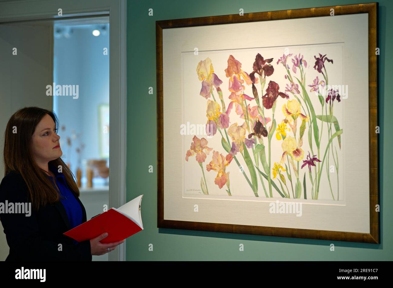 Iris, 1994. Par Elizabeth Blackadder, à la Scottish Gallery dans le cadre de leur exposition Wonder Women. Wonder Women comprend trois expositions d'artistes de renommée internationale qui sont tous étroitement associés à la Scottish Gallery C Dame Elizabeth Blackadder (1931-2021), Wendy Ramshaw, OBE (1939-2018) et Bodil Manz à 80 Credit : Brian Anderson/Alamy Live News Banque D'Images