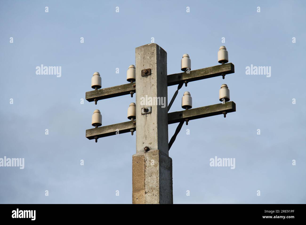 Isolateurs de fil téléphonique à l'ancienne sur poteau en béton. Banque D'Images