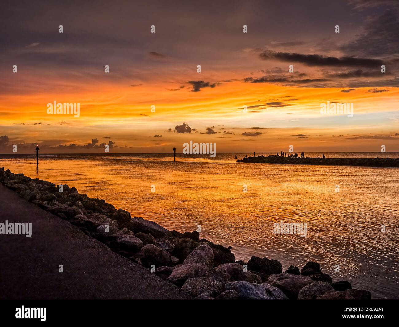 Coucher de soleil sur le golfe de Mexiuco à la jetée de Venise sur la voie navigable intracôtière à Venice Florida USA Banque D'Images