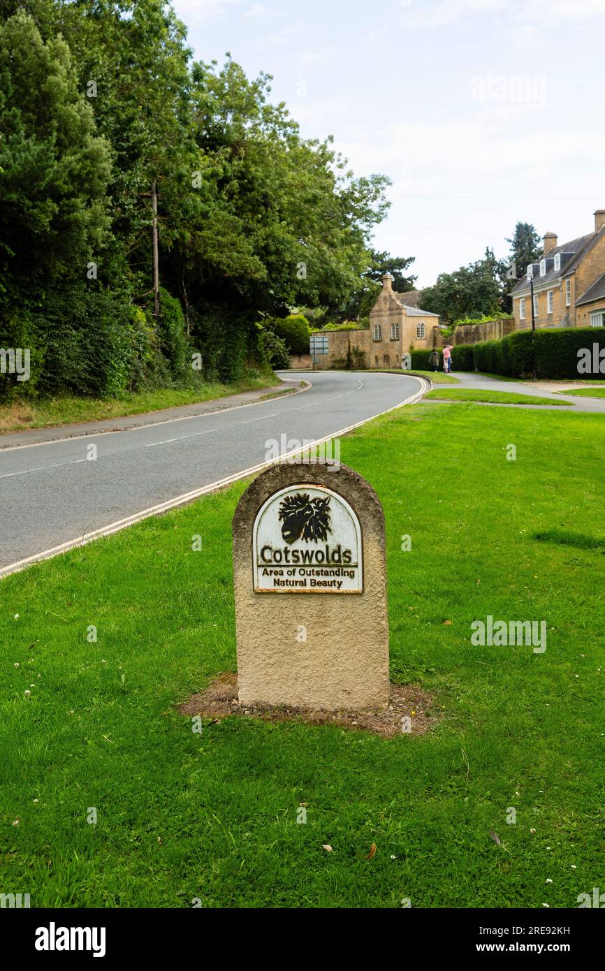 Panneau indiquant le village de Broadway, Worcestershire, Angleterre, dans le Cotwolds Area of Oustanding Natural Beauty. Banque D'Images