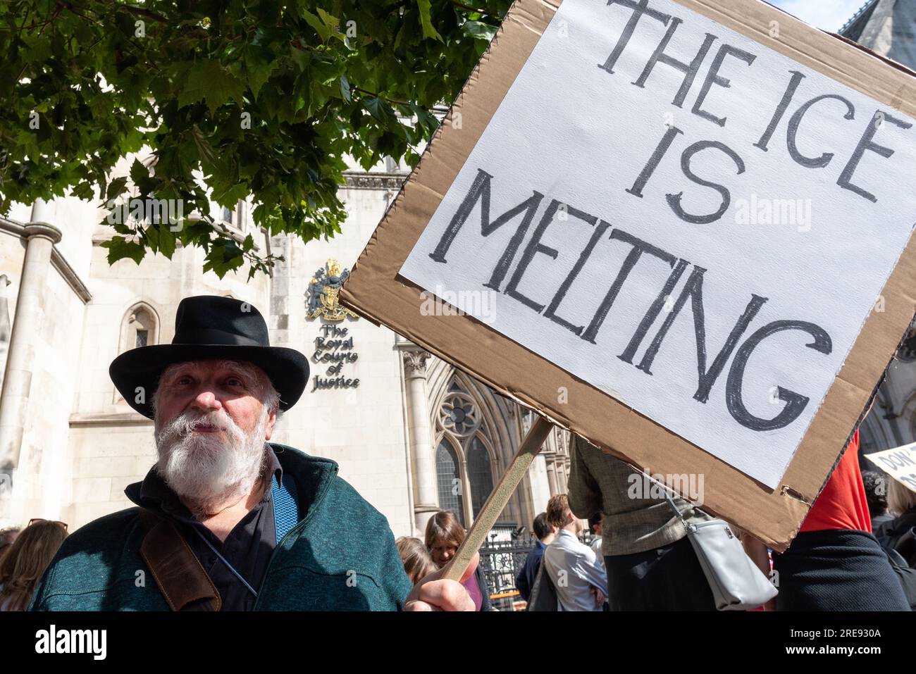 Londres, Royaume-Uni. 26 juillet 2023. Les partisans de Marcus Decker et Morgan Trowland se rassemblent devant les cours royales de justice alors qu'ils font appel de leurs peines de prison pour avoir occupé le pont de Dartford tout en exigeant que le Royaume-Uni cesse de délivrer des licences pour de nouveaux projets pétroliers et gaziers. Decker a été emprisonné pour nuisance publique pendant deux ans et sept mois et Trowland pendant trois ans. Les partisans disent que M. Decker, un ressortissant allemand, risque également d'être expulsé malgré son installation ici avec un partenaire britannique et des beaux-enfants. Crédit : Ron Fassbender/Alamy Live News Banque D'Images