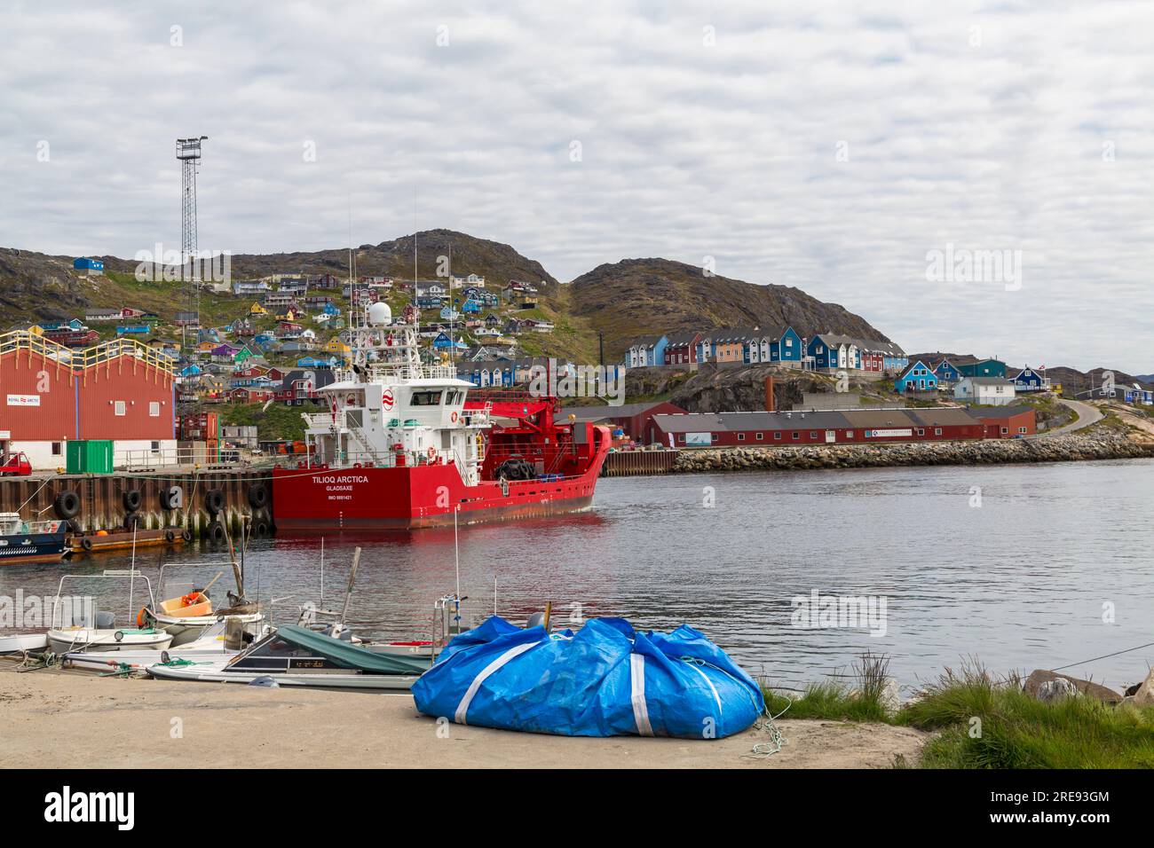 Le cargo Tilioq Arctica Gladsaxe dans le port de Qaqortoq, Groenland, en juillet Banque D'Images