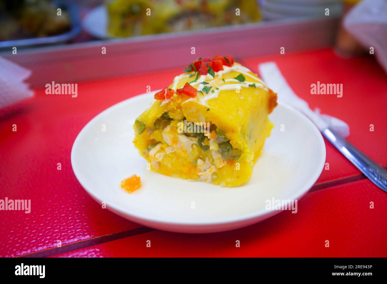 Causa Limeña ou simplement Causa, est une entrée typique et répandue de la gastronomie péruvienne d'origine précolombienne. Banque D'Images