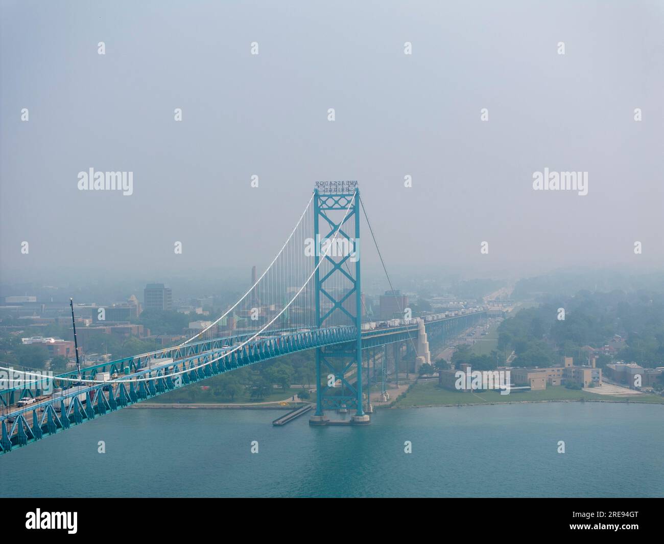 Windsor Ontario Canada avec l'horizon obscurci par la fumée d'un feu de forêt au passage du pont Ambassador vers les États-Unis le 29 juin 2023 Banque D'Images