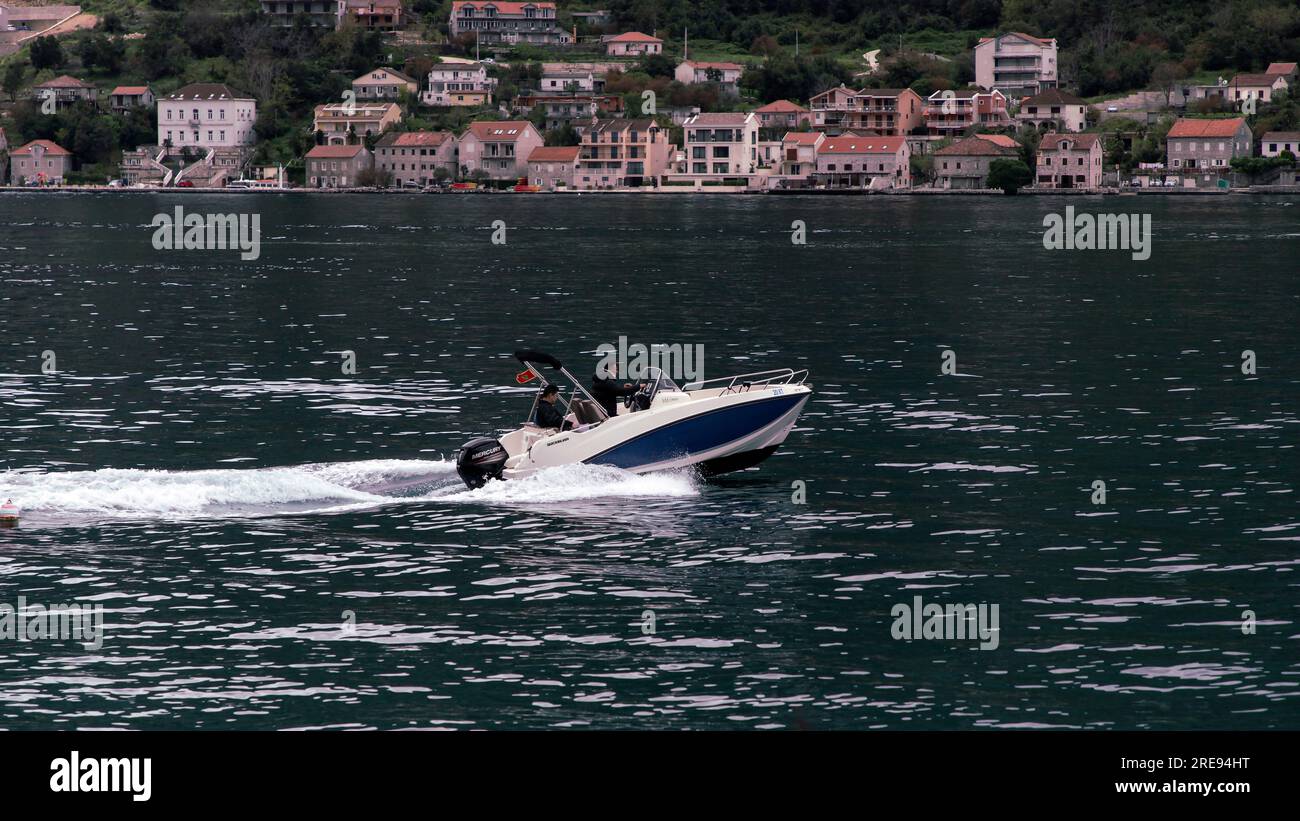 Monténégro, 16 avril 2023 : un hors-bord traversant la baie de Kotor Banque D'Images