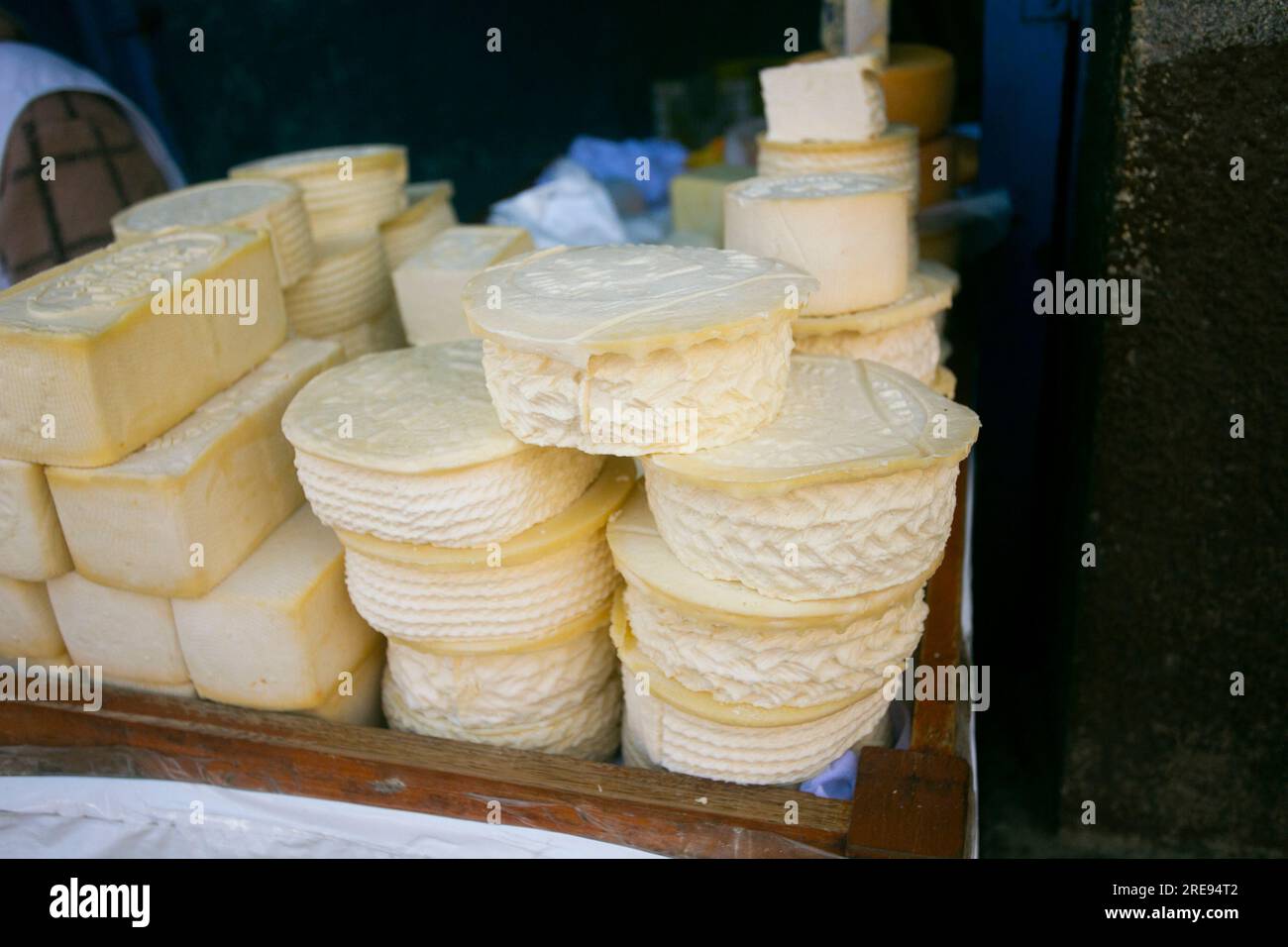 Fromages bio péruviens de qualité supérieure dans un étal de marché dans la ville de Cusco, Pérou. Banque D'Images