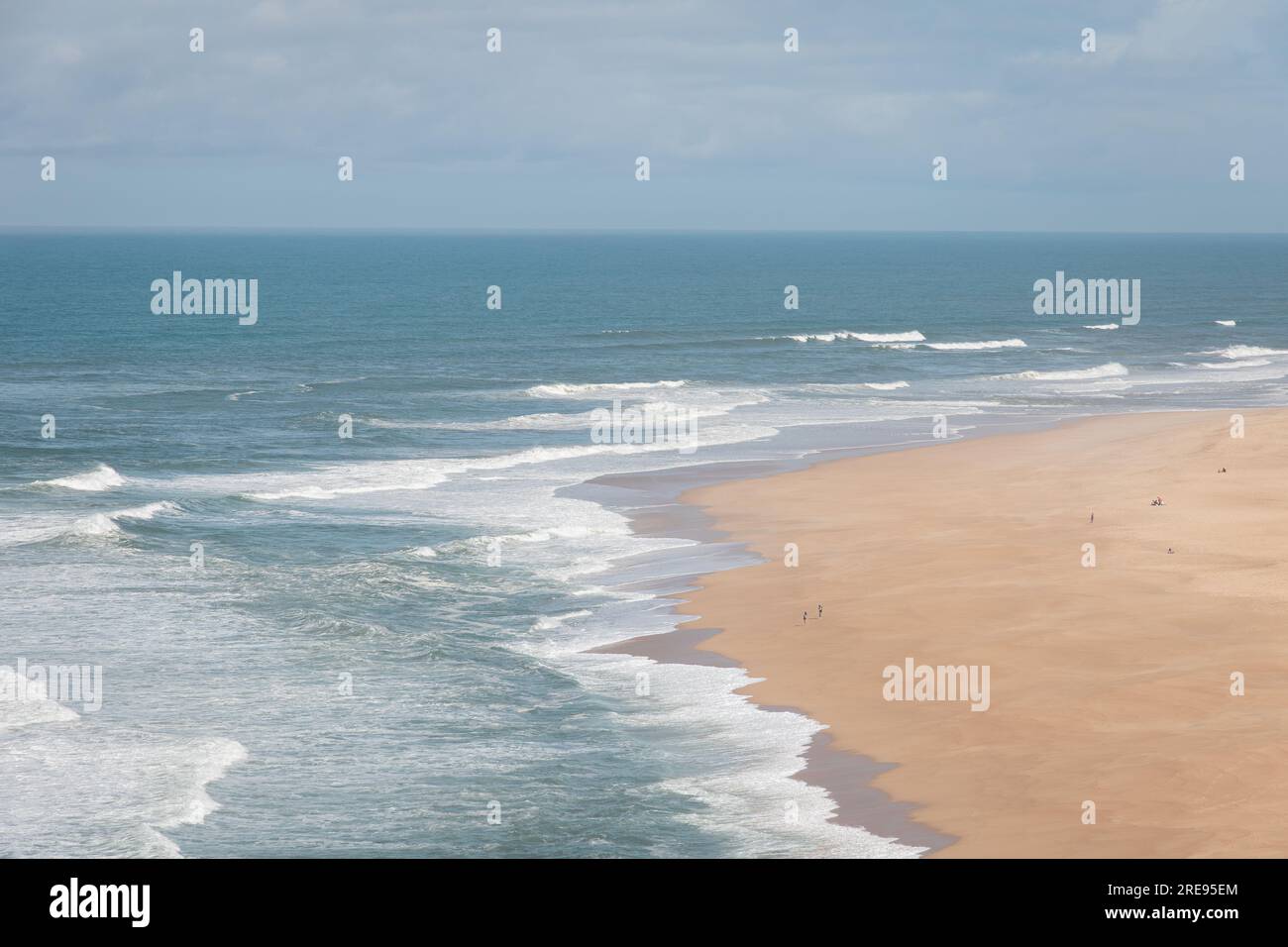 Surfeurs célèbres North Beach (Praia do Norte) de Nazare, Portugal Banque D'Images