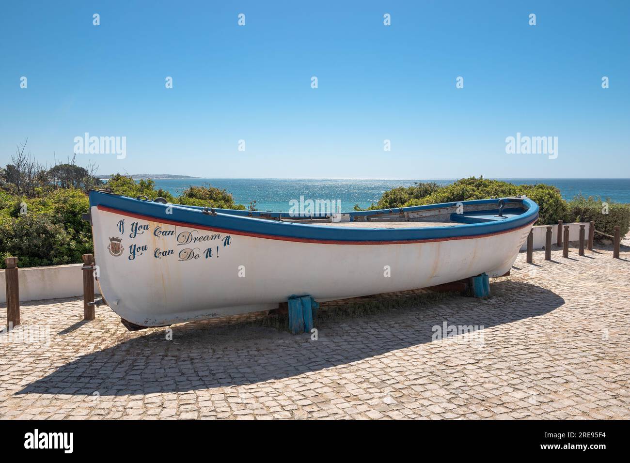 Bateau de mer blanche situé à Praia de Nossa Senhora da Rocha sur la côte de l'Algarve, au sud du Portugal Banque D'Images