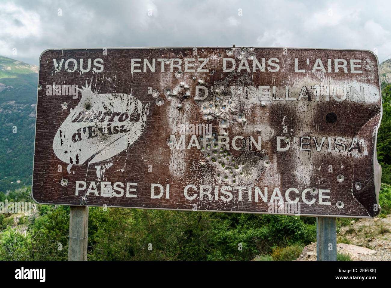 Von Kugeln durchloechertes Schild mit Hinweis auf das Marronengebiet Eivisa auf der Passstrasse von Christinacce, Korsika, Frankreich, Europa Banque D'Images
