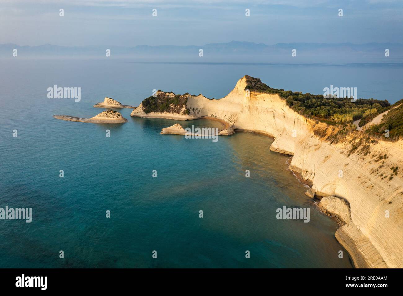 Belle vue sur le cap Drastis dans l'île de Corfou en Grèce. Cap Drastis, les formations impressionnantes du sol, les rochers et les eaux bleues pano Banque D'Images