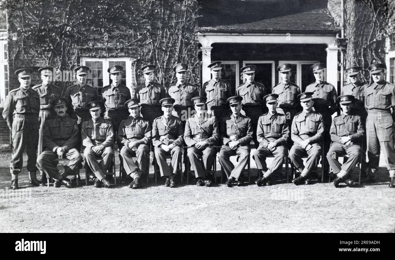 Officiers de la police militaire royale et sous-officiers de la Direction des enquêtes spéciales, Commandement de l'est, en septembre 1943. Banque D'Images