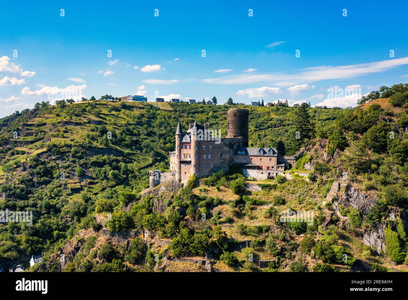 Le château de Katz et le Rhin romantique en été au coucher du soleil, en Allemagne. Le château de Katz ou Burg Katz est une ruine de château au-dessus de la rue Ville de Goarshausen en Rhénanie-Pal Banque D'Images