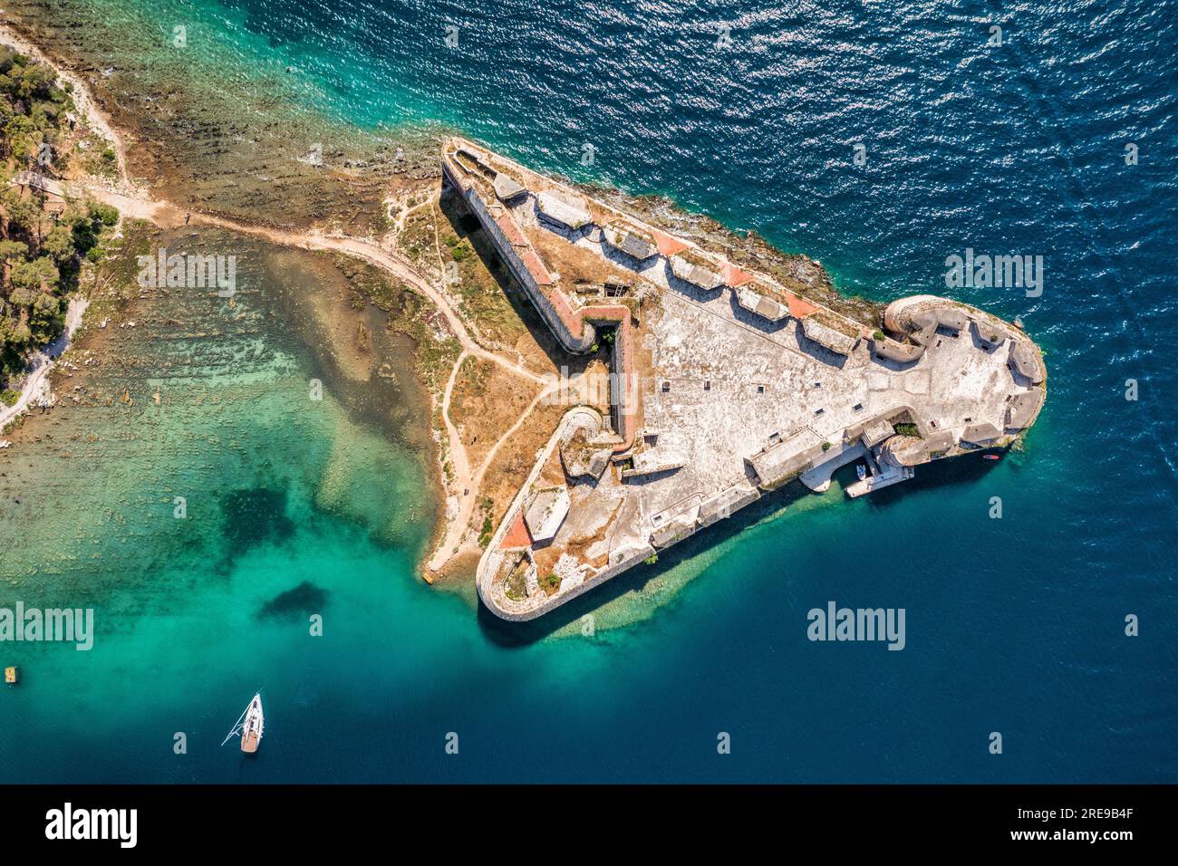 Photo aérienne de St. Forteresse Nicholas près de Sibenik en Croatie. Vieille rue Forteresse de Nicholas à l'entrée de la baie de Sibenik, Dalmatie, Croatie, tir aérien de drone Banque D'Images