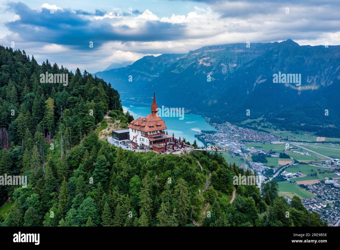 Magnifique sommet de Harder Kulm à Swiss Interlaken en été au coucher du soleil. Turquoise lac Thun et Brienz en arrière-plan. Paysage magnifique au sommet de Harder Kul Banque D'Images