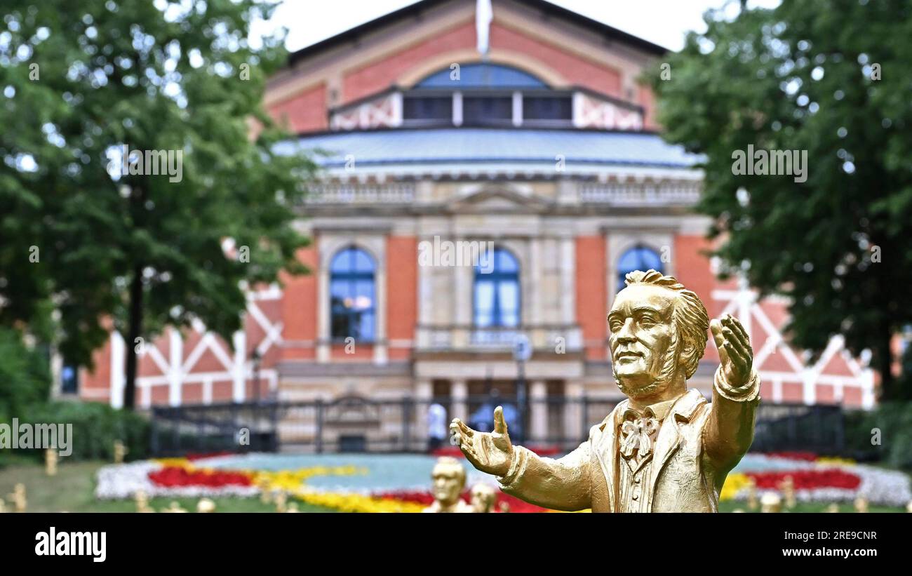 Bayreuth, Deutschland. 25 juillet 2023. Festspielhaus, extérieur, bâtiment. Ouverture du Festival Richard Wagner 2023 avec la création du Parsifal de Richard Wagner au Bayreuth Festspielhaus. Bayreuth, 25 juillet 2023 Gruener Huegel, photo ; Chancellerie bavaroise via crédit : dpa/Alamy Live News Banque D'Images