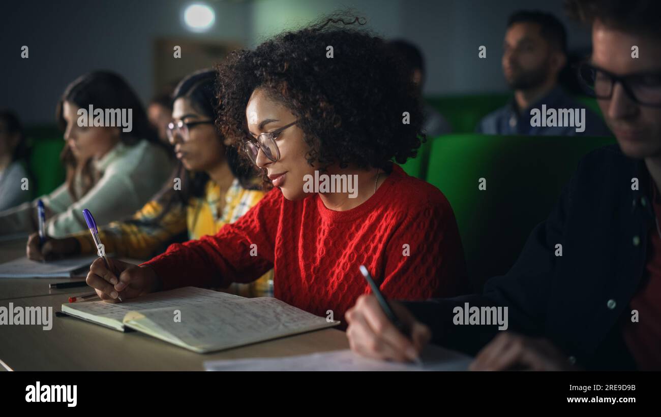 Smart jeunes étudiants étudiant à l'université avec divers camarades de classe multiethniques. Les chercheurs ont une conversation dans la salle College. Application de Knowledge Banque D'Images