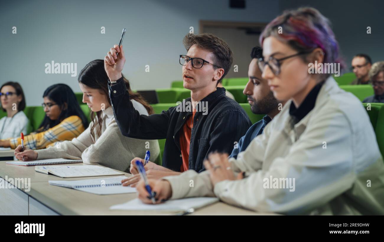 Smart jeunes étudiants étudiant à l'université avec divers camarades de classe multiethniques. Les chercheurs ont une conversation dans la salle College. Application de Knowledge Banque D'Images