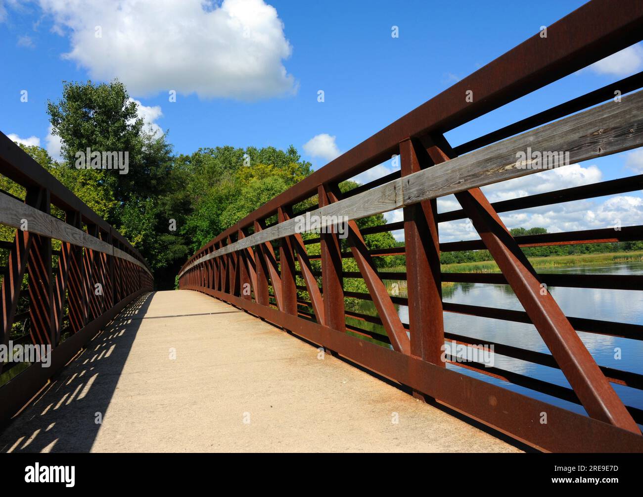 Le sentier de la rivière Yahara commence par un pont sur la rivière Yahara et Cooper's Causeway à Stoughton, Wisconsin. Banque D'Images