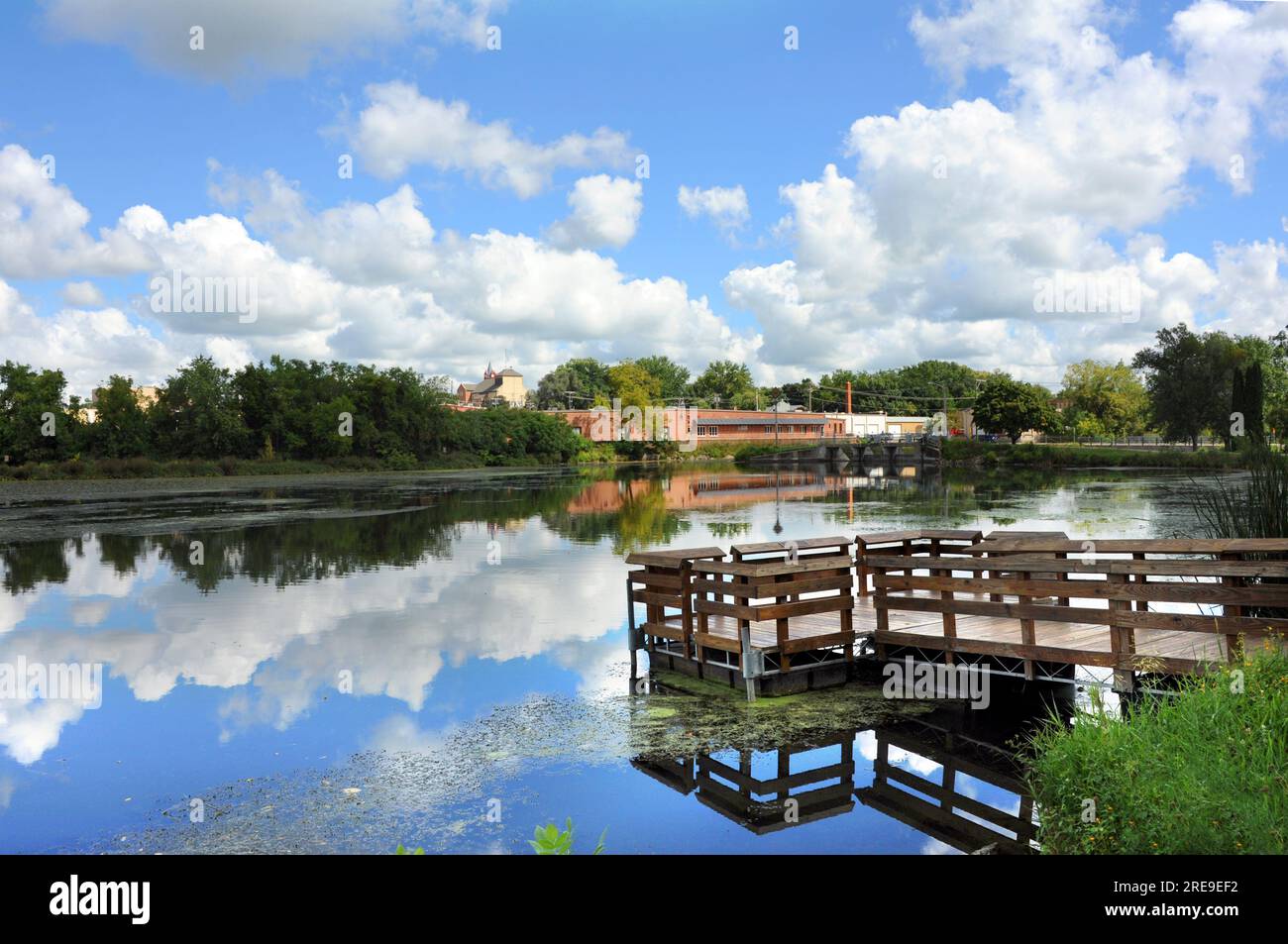 Quai de pêche et ciel bleu se reflète dans cette image de paysage de Stoughton, Wisconsin et la rivière Yahara. Banque D'Images