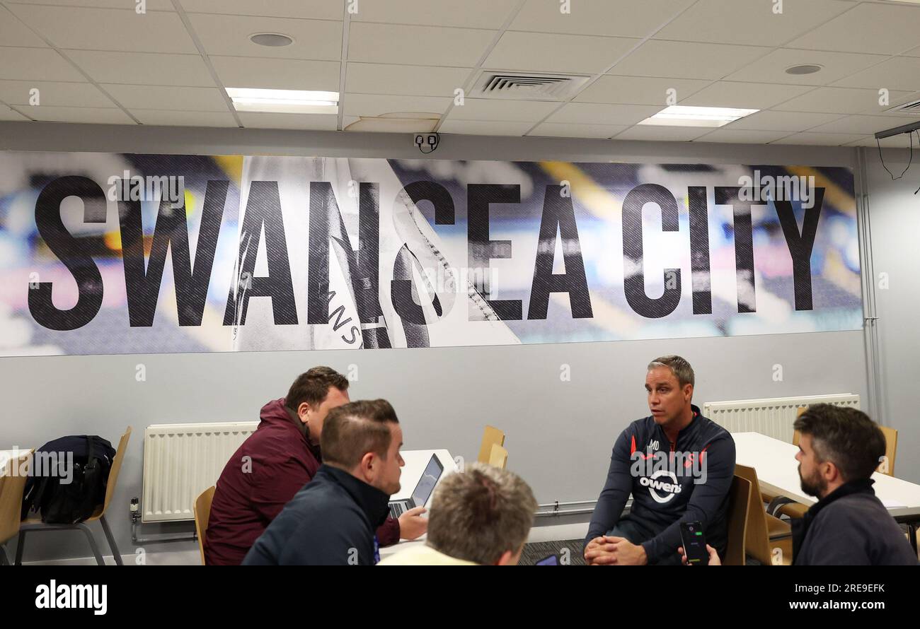 Swansea, Royaume-Uni. 25 juillet 2023. Michael Duff, l'entraîneur-chef de Swansea City s'adresse aux médias lors de la conférence de presse d'après match. Match amical de pré-saison, Swansea City contre Bristol Rovers au Swansea.com Stadium à Swansea, pays de Galles, le mardi 25 juillet 2023. Cette image ne peut être utilisée qu'à des fins éditoriales. Usage éditorial uniquement, photo par Andrew Orchard/Andrew Orchard photographie sportive/Alamy Live News crédit : Andrew Orchard photographie sportive/Alamy Live News Banque D'Images