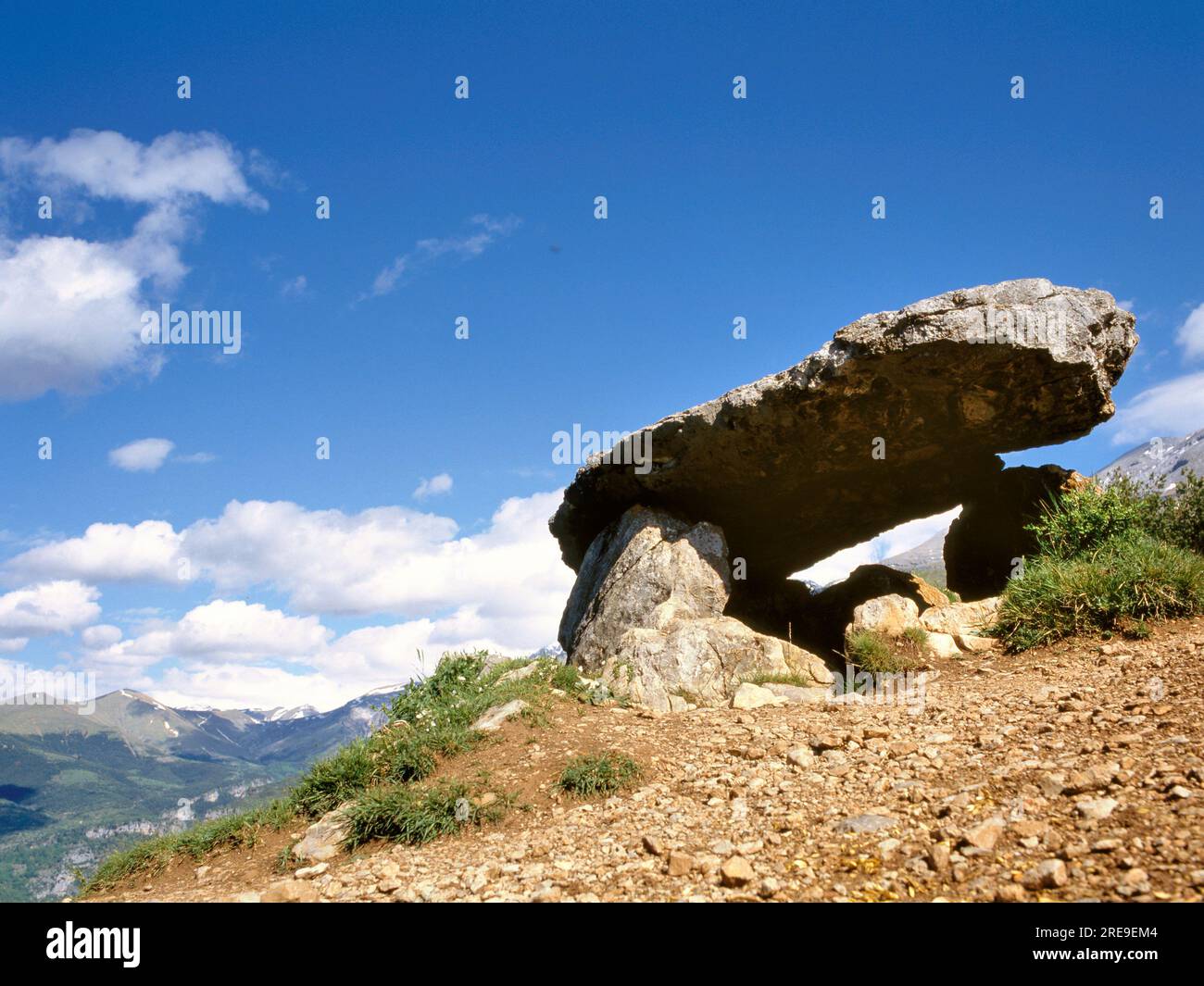 Les Dolmen sont des monticules funéraires mégalithiques appelés tumulus, une longue forme de barrow de dolmen, datant de 3750 à 3650 av. J.-C. environ. Près d'Antequera, Málag Banque D'Images