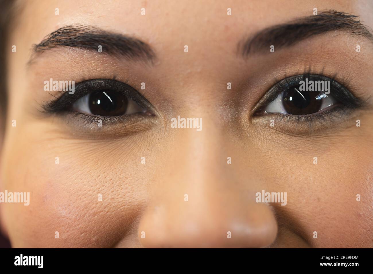 Gros plan des yeux d'une femme biraciale au bureau Banque D'Images