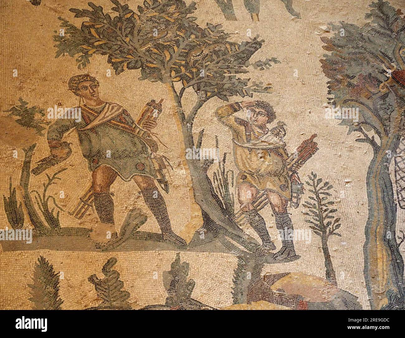 Mosaïque dans la salle de la petite chasse, Villa Romana del Casale, Sicile représente deux hommes chassant les truies avec des faucons. Banque D'Images